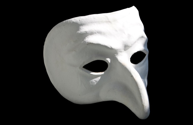 Weiße Maske vor schwarzem Hintergrund